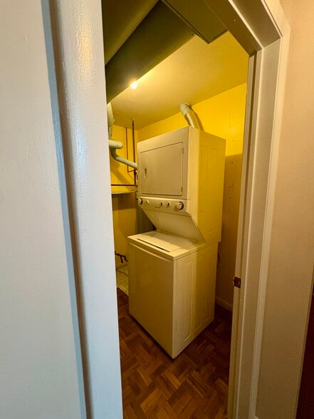 Building Photo - 409 La Grange Ave