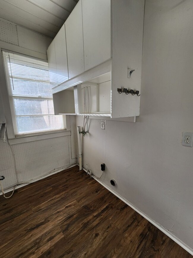 Building Photo - Spacious 4BR/2BA Brick Home with Fireplace, Large Island! NEW LVP Floors throughout!