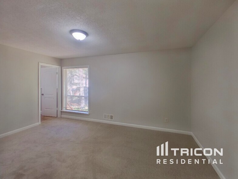 Building Photo - 2574 Northbrook Rd