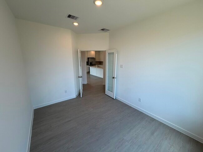 Building Photo - 2847 Gdn Mdw St