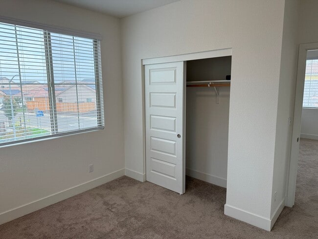 Building Photo - Lovely 4 Bedroom Home With Easy Landscaping And Beautiful Interior