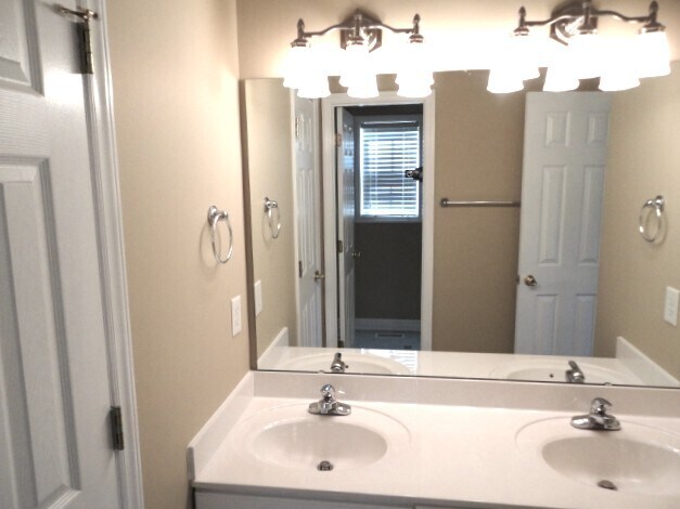 Building Photo - 7904 Willow Croft Dr