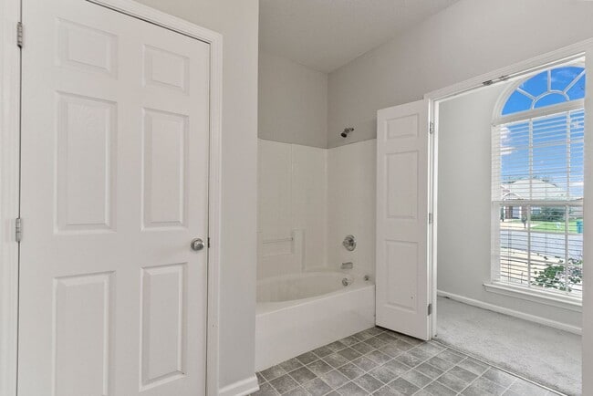 Building Photo - Nice 3 Bed 2 Bath Home! Available Now!