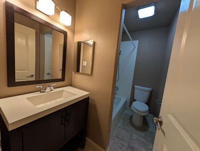 Building Photo - 2/2 Condo on Lake McQueeny / Waterfront Condos / Boat Slip / Fridge, Washer, Dryer Included / Com...