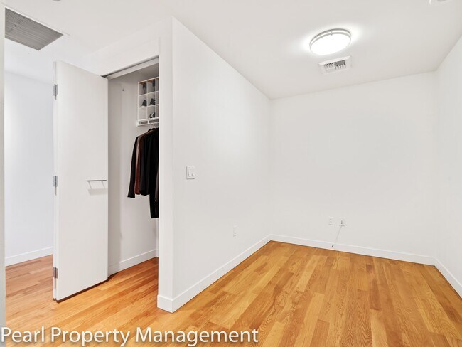 Building Photo - Waterfront Pearl - 1 bed/1.5 bath/den sw corner unit with parking/2 balconies/river view/most uti...