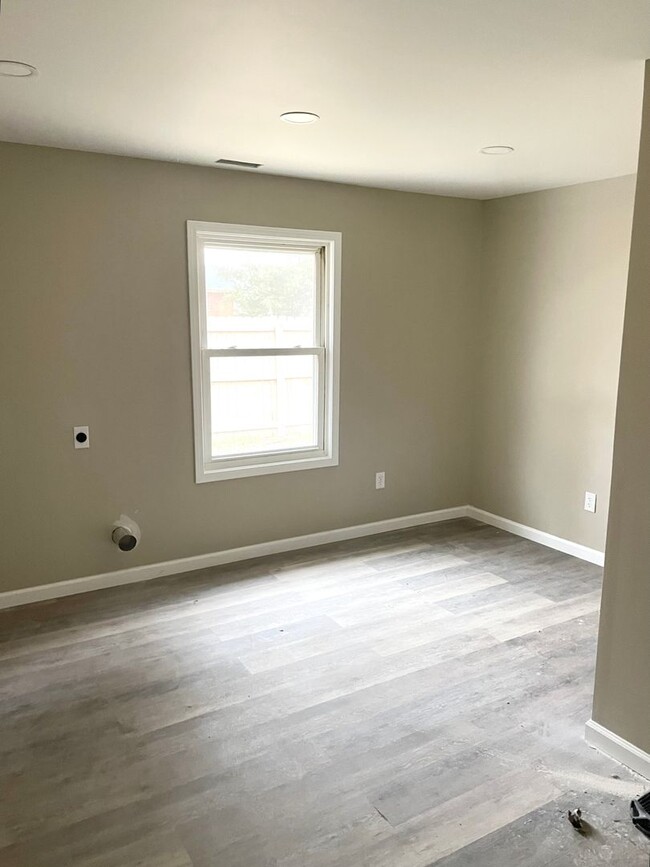 Building Photo - FOR RENT!! 3 Bed 2 Bath Newly Renovated in...