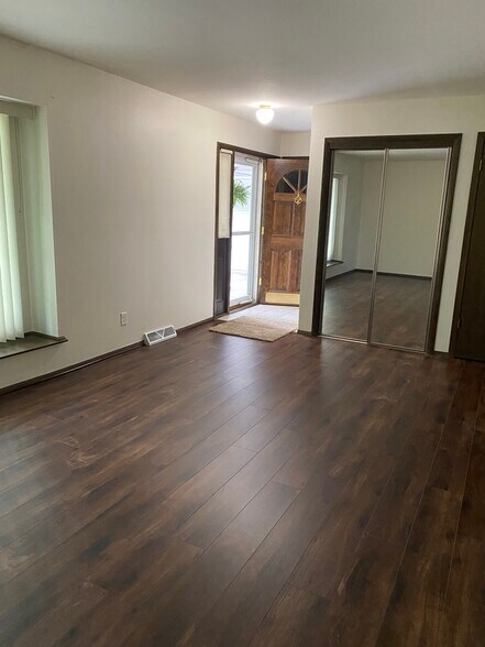 Living room - 525 Forest Ct