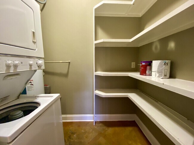 Building Photo - Ground-Level 1BR/1BA Townhouse in Gated Chatsworth Court, Near LSU