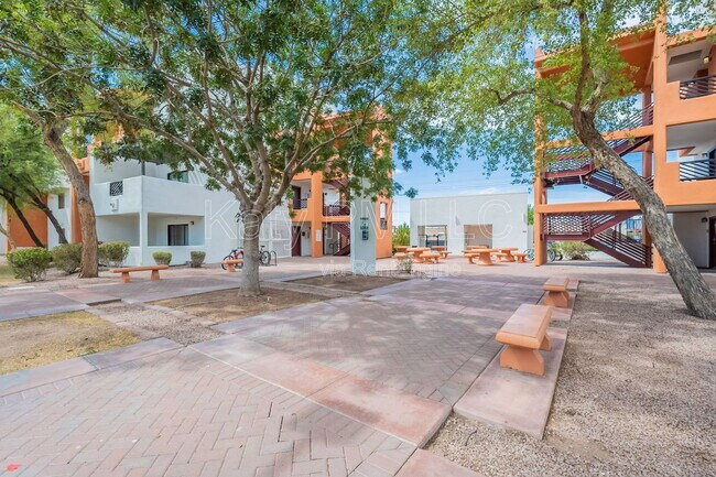 Building Photo - 1005 E 8th St