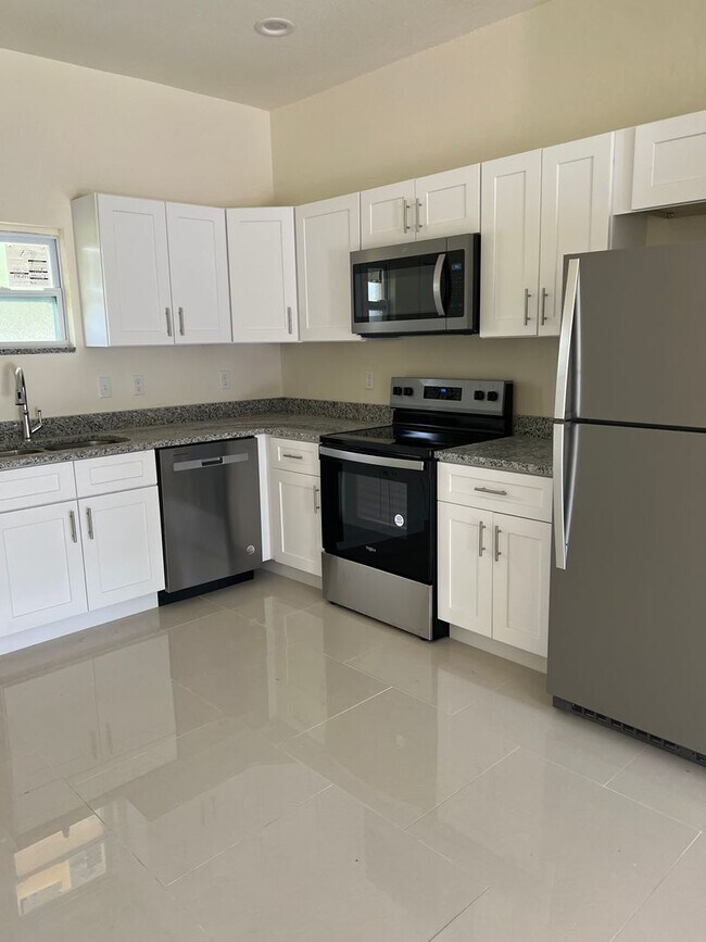 Building Photo - COZY COTTAGE 2/2 IN LAKE PLACID FL