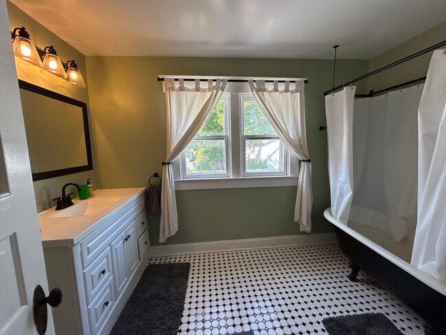 Building Photo - Deer Park 3 Bed 2 Bath Bungalow