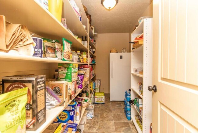 Building Photo - Six-Bedroom Home Includes Casita and RV Parking