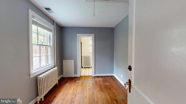 Building Photo - 15 E Custis Ave
