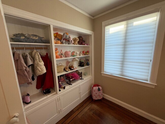 Building Photo - Elegant St. Francis Wood Residence - Available Furnished or Unfurnished