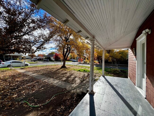 Building Photo - Non refundable and security deposit total:...