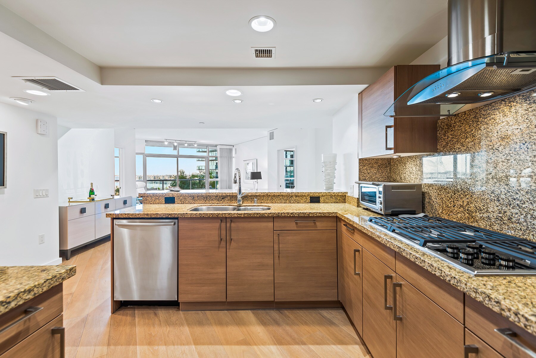 Building Photo - 13650 marina pointe Dr