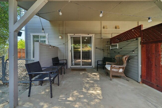 Building Photo - Adorable 2/1.5 with private back yard, ful...