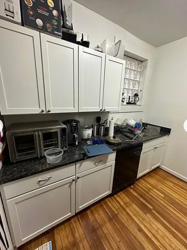 Building Photo - 4 Bedroom House Available Next to UC Campus