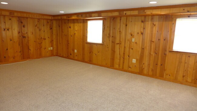 Building Photo - 93 Great Lake Dr