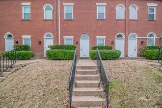 Building Photo - COMING SOON! Recently Renovated 1-Bedroom ...