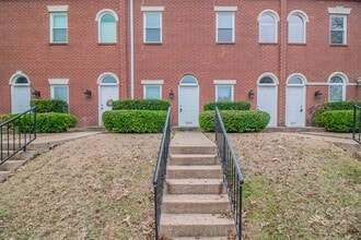 Building Photo - Recently Renovated 1-Bedroom Apartment in Prime Fort Worth Location