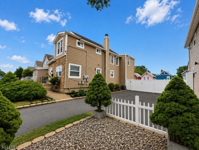 Building Photo - 408 Forest St
