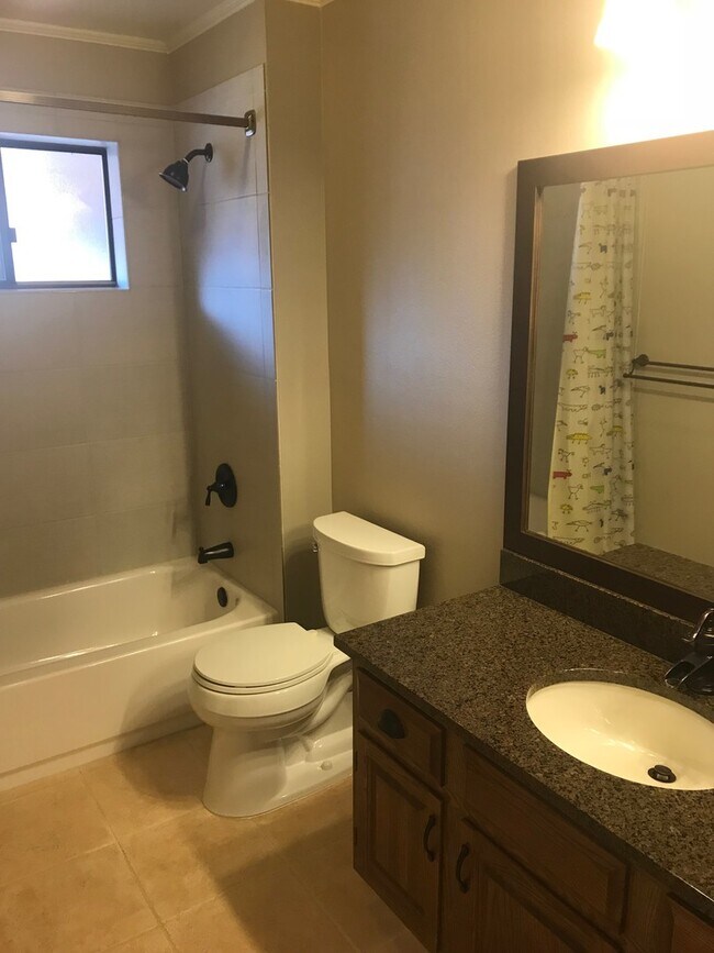 Building Photo - Updated 2 bed 2 bath Plus Office (Or Third...