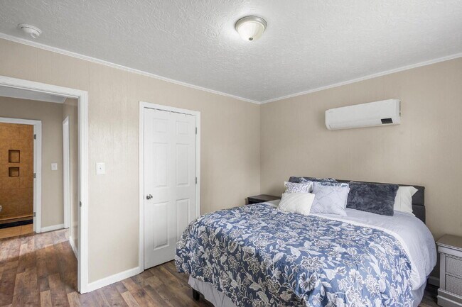 Building Photo - Sweet Cottage, minutes away from the University and Hospitals!
