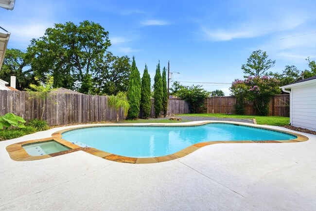 Building Photo - 4810 Bayou Vista Dr