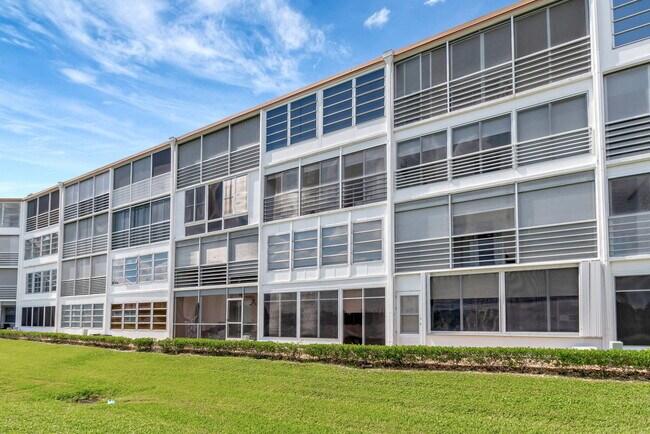 Building Photo - 3031 Cornwall B
