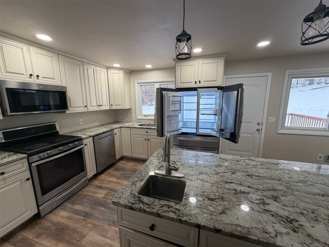 Building Photo - 17 Dover Dr