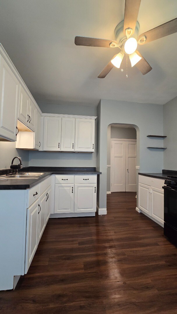 Building Photo - Renovated 3BR/1.5BA | 1,200 Sq Ft | Pet Friendly | Off-Street Parking | Available