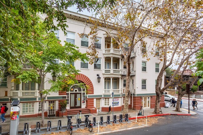 Building Photo - The Euclid