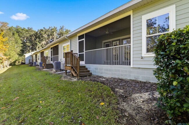 Building Photo - Villas of West 3Bed/2Bath End Unit