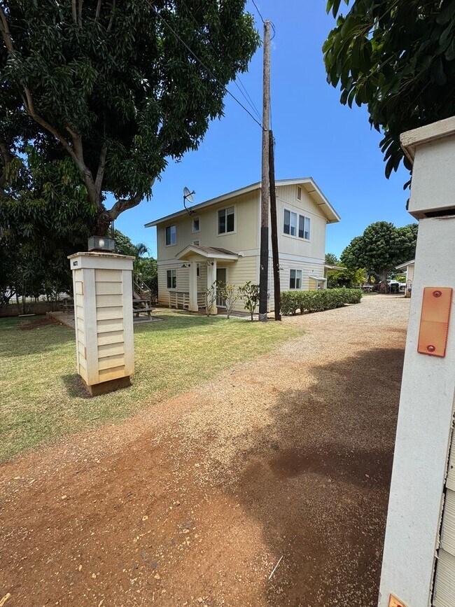 Building Photo - Newly Renovated 3/3 Home in Waialua