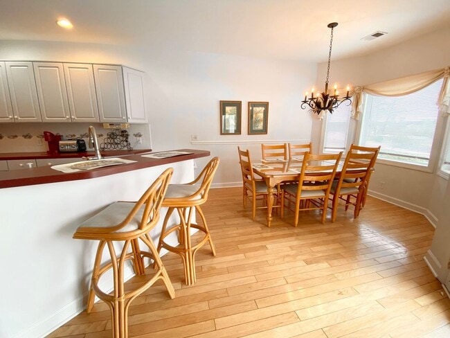 Building Photo - FULLY-FURNISHED GORGEOUS TOWNHOME!