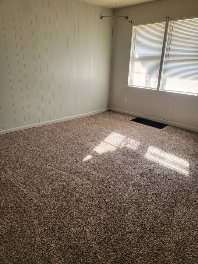 Building Photo - 1 bed house with washer dryer hook up