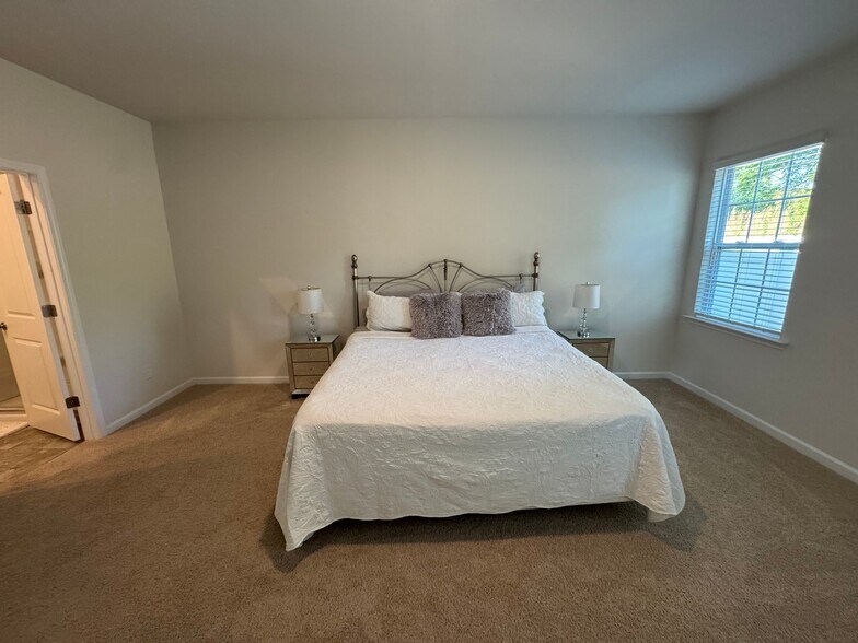 Building Photo - 1924 Vanderlyn St