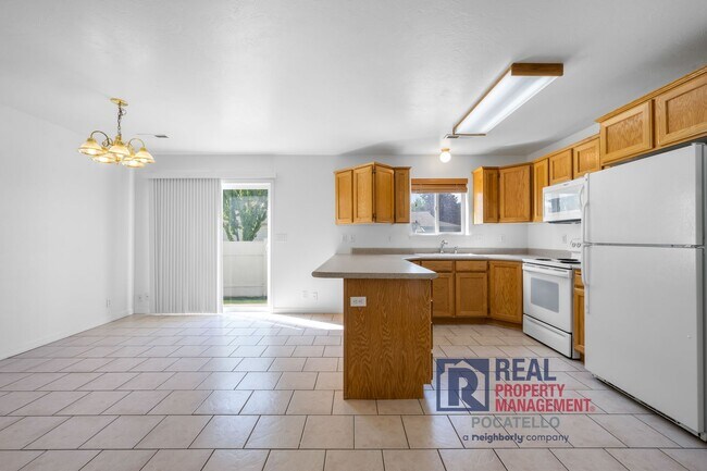 Building Photo - 4330 Henderson Ln