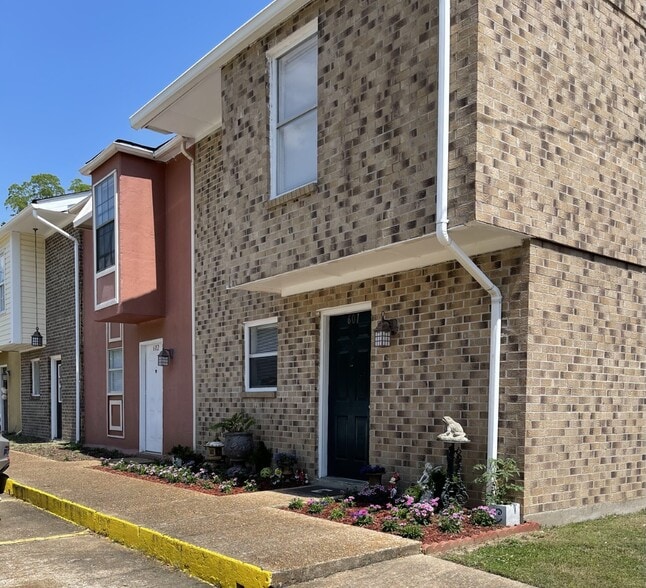 Primary Photo - Camelot Apartments