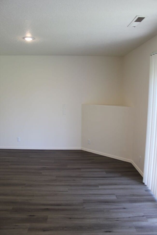 Building Photo - 4 bedroom, 2.5 bath home in quiet Scappoose neighborhood