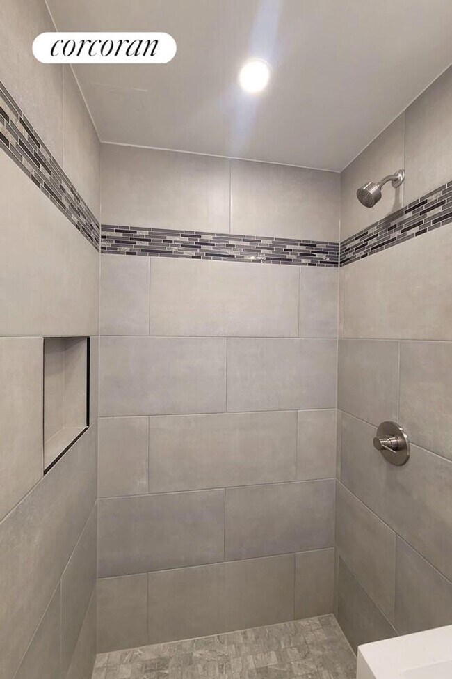Building Photo - 45 W 81st St