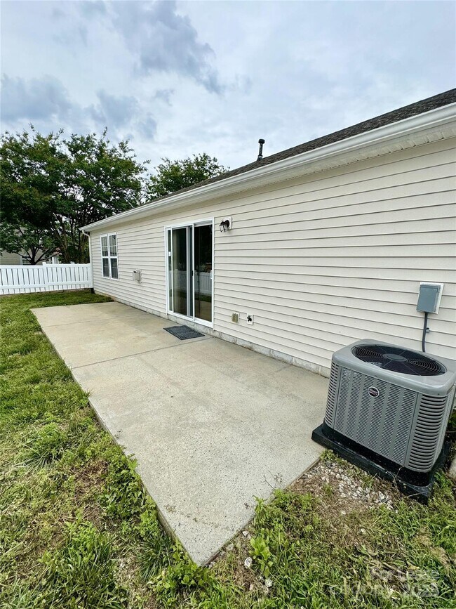 Building Photo - 3206 Salud Ln