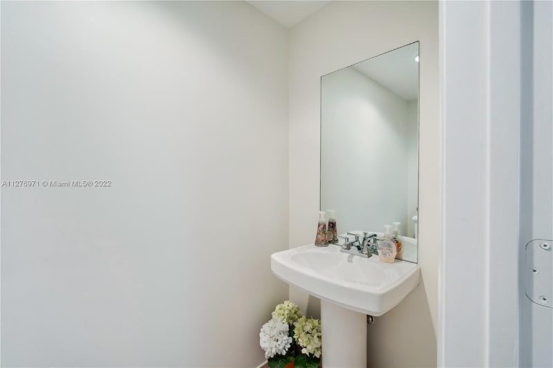 Building Photo - 55 Merrick Way