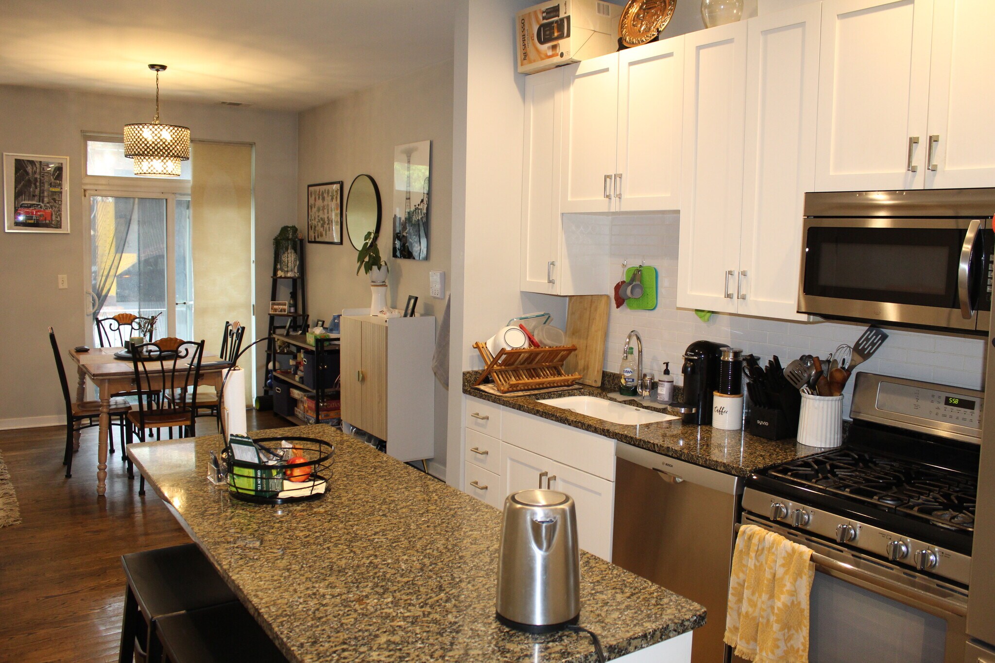 kitchen - 946 W Fry St