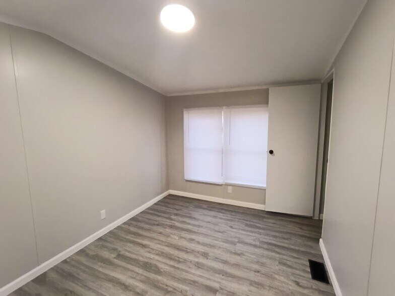 Building Photo - 64 Deerwood Park