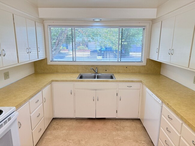 Building Photo - 3 bedroom, 1.5 bath house in Eugene!