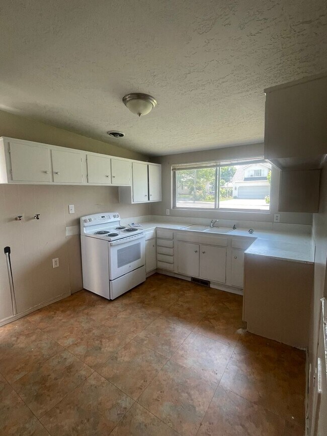 Building Photo - 225-227 E 200 S