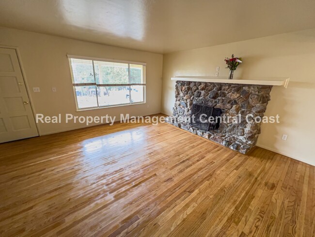 Building Photo - AVAILABLE NOW - Nice Home in Atascadero - ...