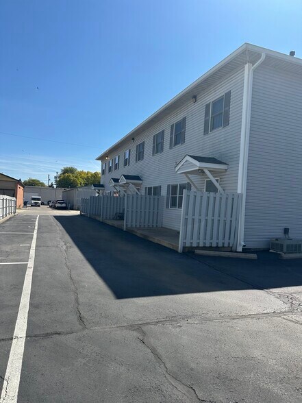 Building Photo - 228 Maple St